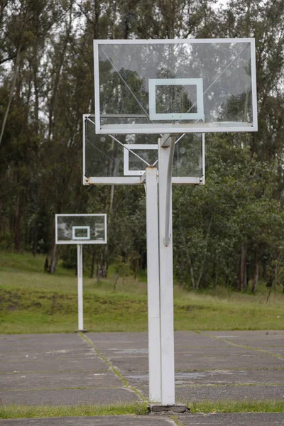 Ödslig Basketplan Med Flera Metallbågar Med Glas Park Med Träd — Stockfoto