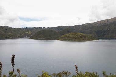 Doğa manzarası, bir göl, dağlar ve bulutlarla dolu gökyüzü, sakin bir yere seyahat eder.