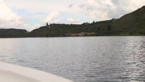 Paisagem Natural Com Uma Montanha Lago Dia Tranquilo Ensolarado — Vídeo de Stock