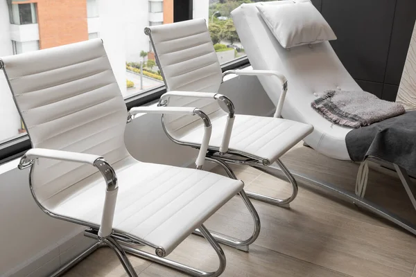 Details Mehrerer Weißer Moderner Lederstühle Möbel Bürointerieur Stil Und Glamour — Stockfoto