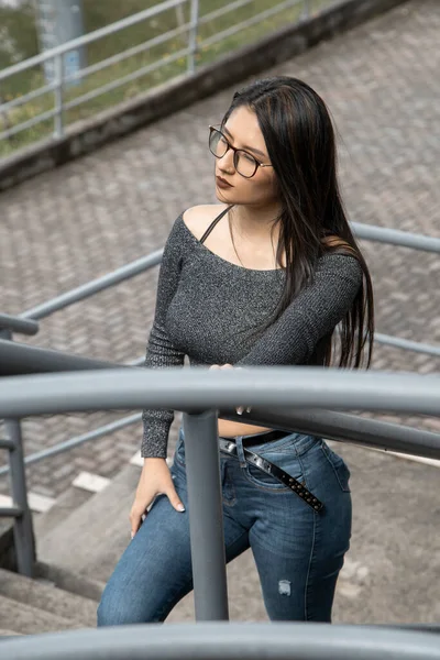 Mulher Latina Com Cabelo Preto Longo Encostado Corrimão Vestindo Roupas — Fotografia de Stock