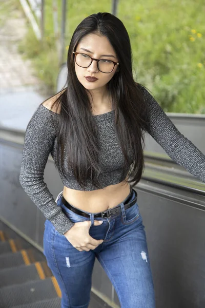 Bela Mulher Latina Com Maquiagem Cabelos Longos Usa Óculos Jeans — Fotografia de Stock