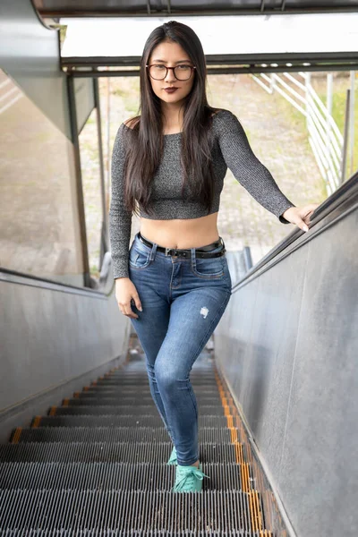 Mulher Latina Magro Com Maquiagem Cabelos Longos Usa Óculos Jeans — Fotografia de Stock