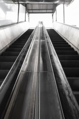 Tırabzanları olan yürüyen merdivenler, bir bina, şehir ve modern tasarımlar içindeki yapı