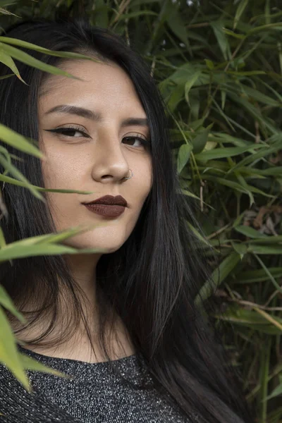 Close Para Rosto Uma Jovem Mulher Latina Vestindo Maquiagem Com — Fotografia de Stock
