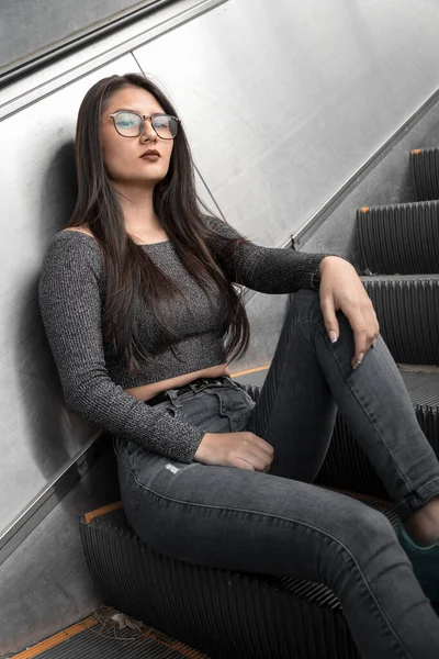 Beautiful Young Latin Woman Straight Black Hair Wears Glasses Jeans — Stock Photo, Image