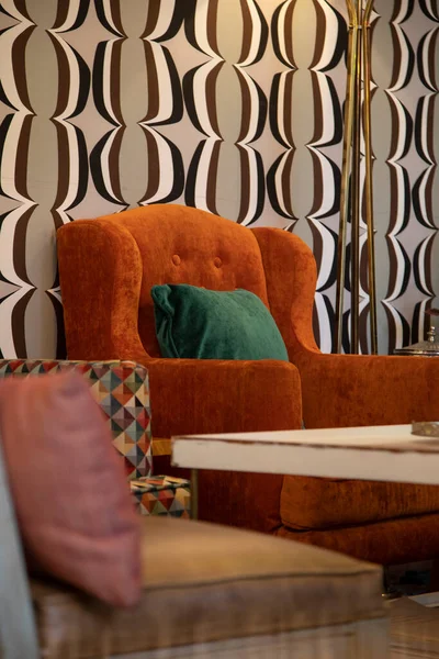 Bunte Einrichtung Eines Wohnzimmers Mit Einem Schönen Modernen Orangefarbenen Sofa — Stockfoto