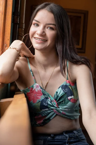 Vrolijk Jong Vrouwelijk Model Met Lang Haar Naast Een Glimlachend — Stockfoto