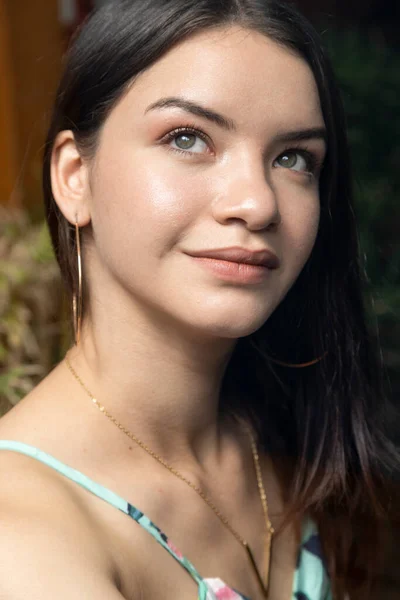 Ansikte Attraktiv Ung Kvinna Med Långt Rakt Hår Och Ljusa — Stockfoto
