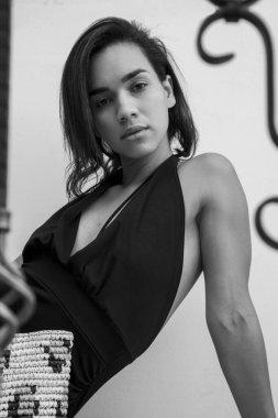 Kısa siyah saçlı, kısa kesim siyah bluz giyen, stüdyoda poz veren çekici genç Latin kadın model, siyah ve beyaz güzellik