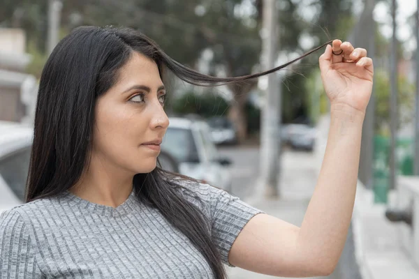 Perfil Rosto Uma Jovem Brincando Com Seu Cabelo Preto Longo — Fotografia de Stock