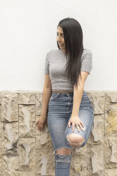 Ganzkörper Einer Schlanken Frau Mit Langen Glatten Haaren Trägt Jeans — Stockfoto