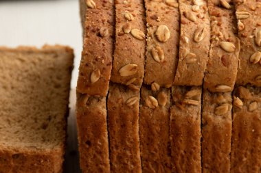 Üzerinde yulaf ezmesi olan dilimlenmiş ekmek tepsisi, porsiyonlu sağlıklı yiyecek, stüdyo.