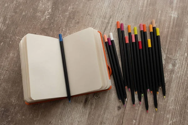 Detail Van Notebook Met Blanco Vellen Kleurpotloden Een Houten Getextureerde — Stockfoto