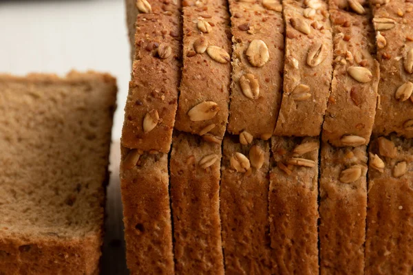 Üzerinde yulaf ezmesi olan dilimlenmiş ekmek tepsisi, porsiyonlu sağlıklı yiyecek, stüdyo.