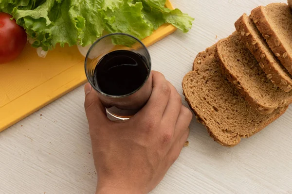 Bord Med Skärbräda Med Färska Grönsaker Såsom Tomat Lök Och — Stockfoto