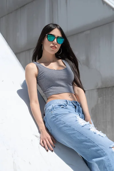 Attraktives Junges Schlankes Lateinamerikanisches Model Posiert Einem Sonnigen Sommertag Sitzend — Stockfoto