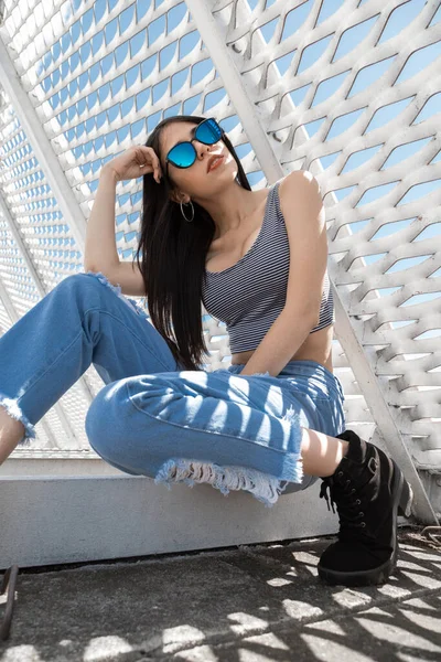 Resting Shade Structure Beautiful Young Latin Woman Black Straight Hair — Stock Photo, Image