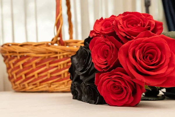 Букет Черными Красными Розами Корзиной Красивое Романтическое Оформление Красотой Природы — стоковое фото