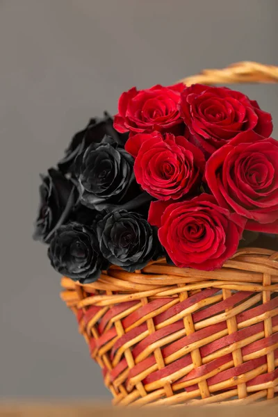 Детали Цветочного Оформления Черными Красными Розами Внутри Плетеной Корзины Украшения — стоковое фото