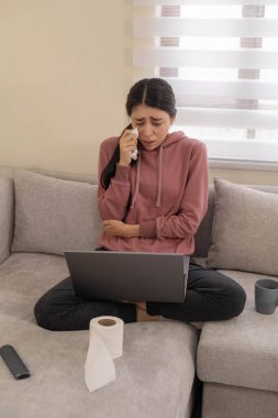 Sakin bir duygu ve iç yansımasını ifade eden yumuşak tonda genç bir kadının portresi. Farkındalık, kimlik ve duygusal farkındalık projeleri için ideal.