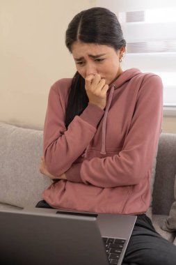 Nazik bir ışıkta sakin bir kadının portresi sükuneti, iç gücü ve duygusal derinliği simgeliyor. Editör ve yaratıcı projeler için mükemmel..