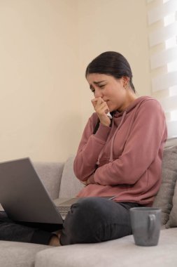 İfade eden gözleri ve rahat duruşu olan bir kadının yumuşak portresi. Duygusal hikaye anlatma, yaşam tarzı kampanyaları ve sanatsal görsel projeler için ideal..