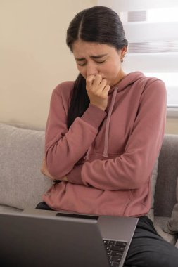 Sıcak ışık altında huzurlu bir yüzü olan genç bir kadının yakın plan portresi. Farkındalık, özgünlük ve duygusal bağlantı temaları için ideal.