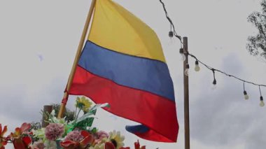 Ekvador ulusal bayrağının açık bir gökyüzüne doğru zarif bir şekilde dalgalandığı video. Ulusal gurur ve kimliği temsil eden vatansever ve sembolik bir sahne..