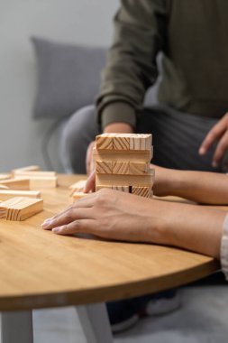Ahşap istifleme kulesinin bir masanın üzerine çökmesi, arızayı, gerilimi, hareketi ve kapalı masa üstü oyununda denge kaybını yakalamak..