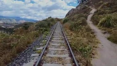 POV görünümü, kırsal kesimdeki demiryolu rayları boyunca hareket, perspektif ve doğada maceralı bir seyahat deneyimi göstermektedir..