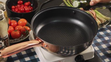 Ellerinizi kapatın, tavaya zeytinyağı ekleyin, yemek pişirmeye hazırlanın, yemek hazırlıklarını gösterin, sağlıklı malzemeler ve mutfak rutinini gösterin..