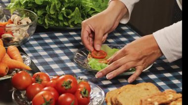 Ekmek, marul, kiraz domatesleri ve ton balığıyla sandviç hazırlarken ellerinizi kapayın, üst dilimle bitirin, yemek hazırlığını ve ev yapımı yemek rutinini gösterin..