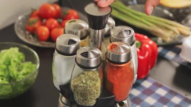 Baharat ararken ve çeşni seçerken ellerini kapat, malzeme seçimini göster, pişirme hazırlığını göster, ve mutfak akışını organize et..