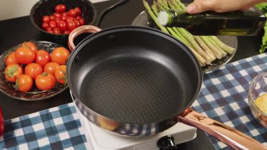 Ellerinizi kapatın, tavaya zeytinyağı ekleyin, yemek pişirmeye hazırlanın, yemek hazırlıklarını gösterin, sağlıklı malzemeler ve mutfak rutinini gösterin..