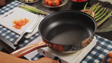 Isıyı kapatmak için fırın topuzunu kapatan bir el, yemek kontrolü, mutfak güvenliği ve yemek hazırlama sürecinin sonunu temsil eder..