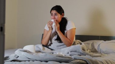 Yatakta üzgün bir film seyreden ve burnunu tuvalet kağıdıyla silerken ağlayan bir kadın duygusal anı, üzüntüyü ve ev eğlencesini temsil ediyor..