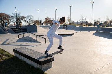 8 Kasım 2020 'de Detroit, Michigan' daki salgın sırasında patenciler ve motosikletçiler açık hava kaykay parkında numara yapıyorlar.