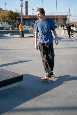 8 Kasım 2020 'de Detroit, Michigan' daki salgın sırasında patenciler ve motosikletçiler açık hava kaykay parkında numara yapıyorlar.