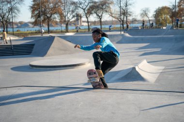 8 Kasım 2020 'de Detroit, Michigan' daki salgın sırasında patenciler ve motosikletçiler açık hava kaykay parkında numara yapıyorlar.
