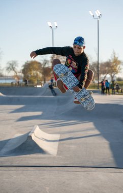 8 Kasım 2020 'de Detroit, Michigan' daki salgın sırasında patenciler ve motosikletçiler açık hava kaykay parkında numara yapıyorlar.