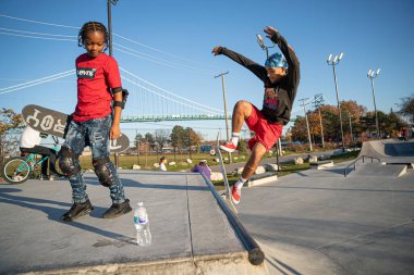 8 Kasım 2020 'de Detroit, Michigan' daki salgın sırasında patenciler ve motosikletçiler açık hava kaykay parkında numara yapıyorlar.