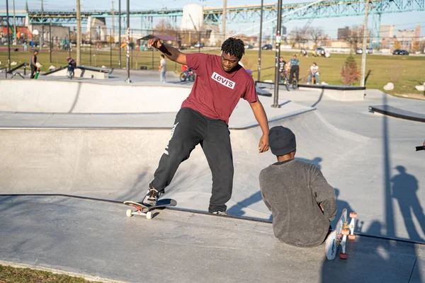 Schaatsers Motorrijders Oefenen Trucs Een Openluchtskatepark Tijdens Pandemie Detroit Michigan — Stockfoto