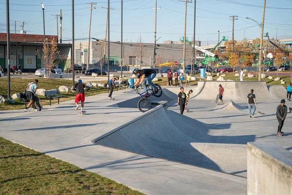 이터와 자전거 선수들은 2020 미시간주 디트로이트에서 전염병이 유행하는 스케이트 공원에서 — 스톡 사진