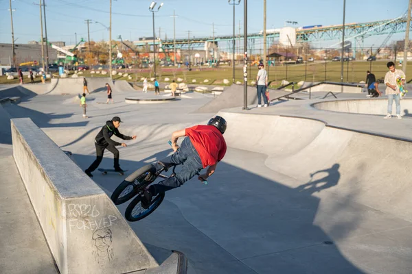 이터와 자전거 선수들은 2020 미시간주 디트로이트에서 전염병이 유행하는 스케이트 공원에서 — 스톡 사진