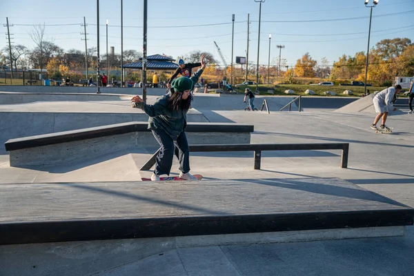 Patinadores Motociclistas Praticam Truques Parque Skate Livre Durante Pandemia Detroit — Fotografia de Stock