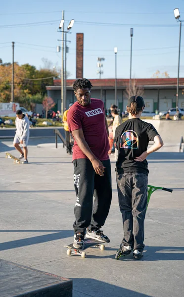 Łyżwiarze Rowerzyści Ćwiczą Sztuczki Skateparku Podczas Pandemii Detroit Michigan Listopada — Zdjęcie stockowe