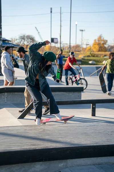 Åkare Och Cyklister Öva Tricks Utomhus Skate Park Pandemin Detroit — Stockfoto