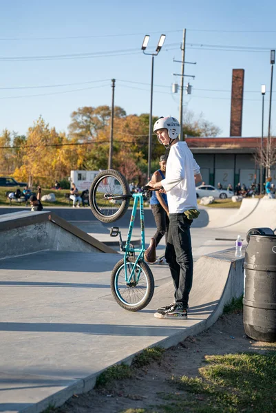 Skater Und Biker Üben Während Der Pandemie Detroit Michigan November — Stockfoto