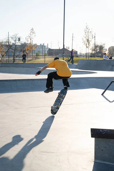 Patinadores Motociclistas Praticam Truques Parque Skate Livre Durante Pandemia Detroit — Fotografia de Stock